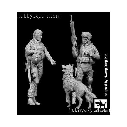 Black Dog  	1 35 KIT  US WOMAN SOLDIER SOLDIER WITH DOG