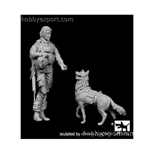 Black Dog  1 35 KIT  US WOMAN SOLDIER WITH DOG