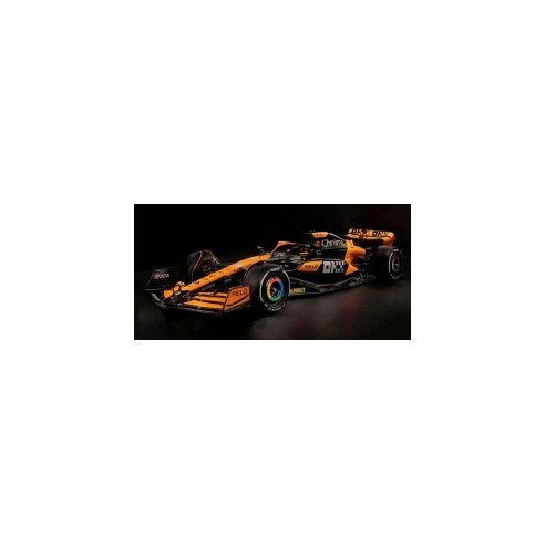 Burago 1/24 McLaren F1 MCL38 #4 Season 2024 L.Norris - with Pilot and Showcase