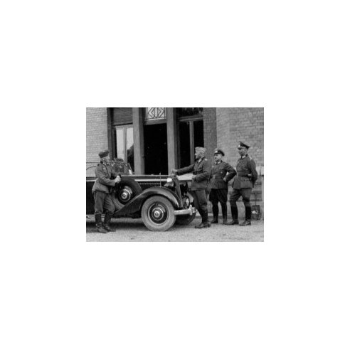 ICM 1/35 Typ 320 (W142) Saloon with German Staff Personnel